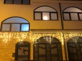 Casa Ary, Hotel mit Parkplatz in Frattamaggiore