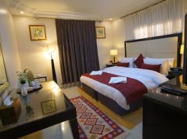 Over Mountains Hotel、ワディ・ムーサのキッチン付きホテル