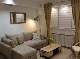 Apartment Anna - FREE Pickup from OR Dropoff to Zagreb airport AT ANY TIME, please give three days advance notice - Long-term parking with airport transport possibility, khách sạn sang trọng ở Velika Gorica
