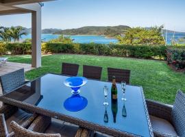 La Bella Waters 1 Wide Reaching Ocean Views And Buggy, holiday home in Hamilton Island