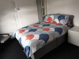 Private Room on Donegall Road in Central Belfast, guest house sa Belfast