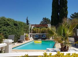 Villa T3 à 10' de Cassis - Piscine privée et cuisine d'été extérieure, hôtel à Carnoux-en-Provence