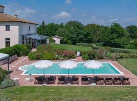 Fattoria la Marsiliana Villa Sleeps 18 Pool Air Con, хотел в Castroncello