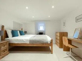 Private Garden, Patio & Parking Near Falmouth Town