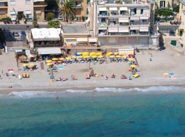 Residence Le Dune Club, hotel uz plažu u gradu 'Varigotti'