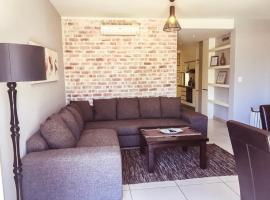 Elegant Wild Olive Apartment at Grove Mall, hotel v destinaci Windhoek
