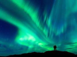 Yellow Dog Lodge, Inc.، فندق مع أحواض استحمام ساخنة في ييلونايف