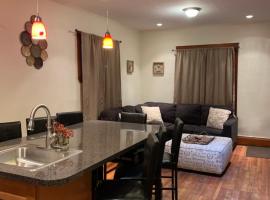 Cozy 4 Bedroom Home Accommodates 10 in Niagara USA, hotel keluarga di Niagara Falls