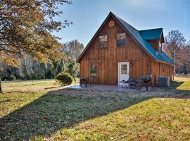 Luxury Cabin with Pond, Working Ranch Near Nevada, MO, hotell med parkering i Nevada