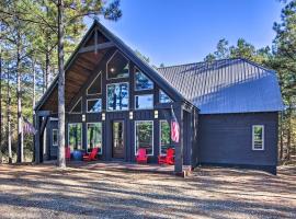 Stylish Broken Bow Cabin with Hot Tub and Fire Pit! โรงแรมในStephens Gap