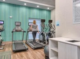 Holiday Inn Express & Suites Lincoln Airport by IHG