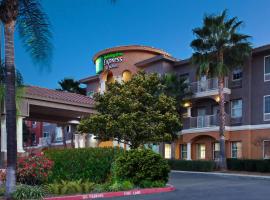 Holiday Inn Express & Suites Corona by IHG、コロナのホテル