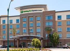 Holiday Inn Express & Suites Anaheim Resort Area, an IHG Hotel, hotell sihtkohas Anaheim huviväärsuse Disneyland Monorail lähedal