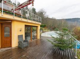 Majestic Holiday Home in Neubois with Private Pool、Neuboisのホテル