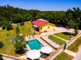 Sunny yellow house with a pool, villa in Štokovci