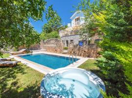 Keciler Villa Sleeps 6 with Pool Air Con and WiFi, hotell i Keçiler