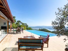 Kuyucak Villa Sleeps 6 Pool Air Con WiFi, Hotel in Kuyucak