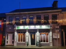 The Bowers Bar & Restaurant, hotell i Ballinrobe