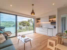 Treetop Retreat - Takamatua Holiday Home, מלון עם חניה בTakamatua Bay