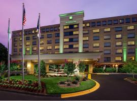 Holiday Inn Charlotte University, an IHG Hotel, hotel cerca de Universidad de Carolina del Norte, Charlotte