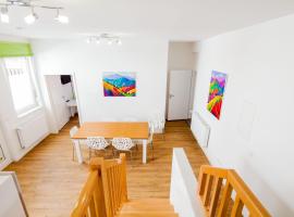 SecondHome Stuttgart - Moderne große Wohnungen nahe der hist Altstadt von Esslingen aN - versch Größen 8 - 11 - 19 Betten，位于埃斯林根的酒店