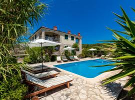 Komun Apartments, hotel with pools in Vela Luka
