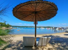 Fisherman's glamping village, hotel en Klimno