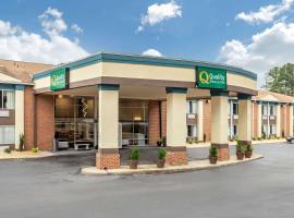 Quality Inn & Suites Apex-Holly Springs, hotel v destinaci Apex
