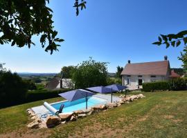 Gorgeous Holiday Home in Martigny le Comte with private Pool, hotel con estacionamiento en Martigny-le-Comte