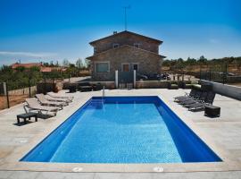 Casas Rurales Arribes Durii, hotel with parking in Formariz