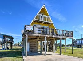 A-Frame Home with Deck - 2 Blocks to Surfside Beach!, hotel s parkiralištem u gradu 'Surfside Beach'