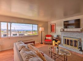 Family Retreat with Coastal Views, 2 Miles to Beach! – hotel w mieście Seaside