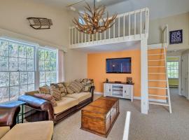 Clean Condo with Loft 2 Mi to Windham Mountain Ski!, hotell med parkeringsplass i Windham