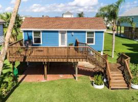 Steps to Sand Galveston Beach Bungalow!, hotel en Galveston