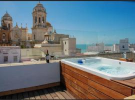 ***** ATTIC WITH IMPRESSIVE VIEWS AND JACUZZI, hotel in Cádiz