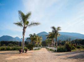 Mountain Breeze Log Cabins, Hotel in Stormsrivier