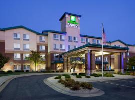 Holiday Inn Express Hotel & Suites-St. Paul, an IHG Hotel โรงแรมที่มีที่จอดรถในVadnais Heights