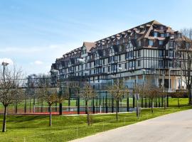 Hôtel Barrière L'Hôtel du Golf: Deauville, Deauville Golf Course yakınında bir otel