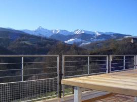 Luscarda, hotel with parking in Astugue