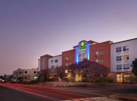 Holiday Inn Express Hotel & Suites Belmont, an IHG Hotel, готель у місті Белмонт