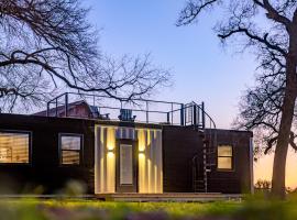 The Blue Ridge "Romantic" Tiny Home Near Magnolia & Baylor, hotel v destinácii Bellmead