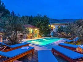 Villa Vultana with heated pool, 4 bedrooms, 3.5 bathrooms, 10 persons max