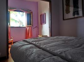 The Violet House muy cerca del Aeropuerto Tenerife Norte, habitación en casa particular en La Laguna