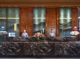 Crowne Plaza Nanchang Wanli, an IHG Hotel, хотел в Нанчан