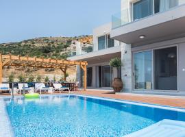 Kavousi Villa Sleeps 12 with Pool Air Con and WiFi, hotel in Kavoúsion