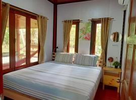 Baan Moonchan House, hotel with parking in Chaloklum