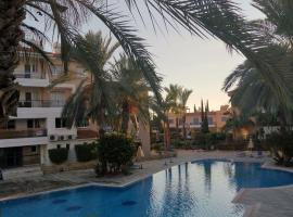 IRIS VILLAGE, NEAR KINGS AVENUE MALL - By IMH Travel & Tours, hotel familiar a Pafos