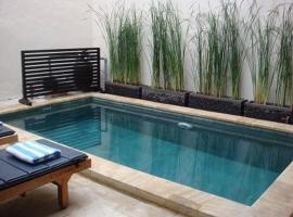 Villa Indah Kuta Royal - Private Pool - Optic Fiber High Speed Internet، فندق عائلي في كوتا