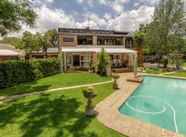 25 On Chrisoliet, готель біля визначного місця Торговий центр Douglasdale Village, у Йоганнесбурзі