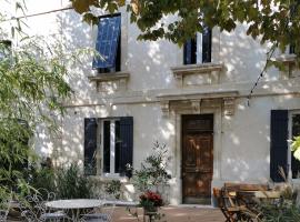 Maison d' Alys entre Luberon et Alpilles โรงแรมที่มีที่จอดรถในCabannes